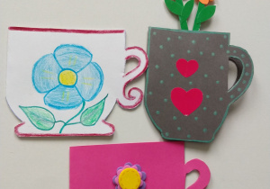 Filiżanki z papieru z namalowanymi kwiatami i sercami